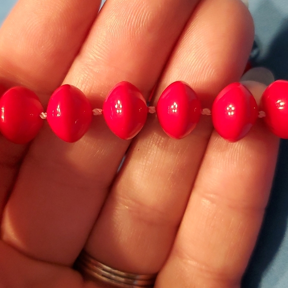 Vtg Bright red strand of beads - Picture 3 of 4